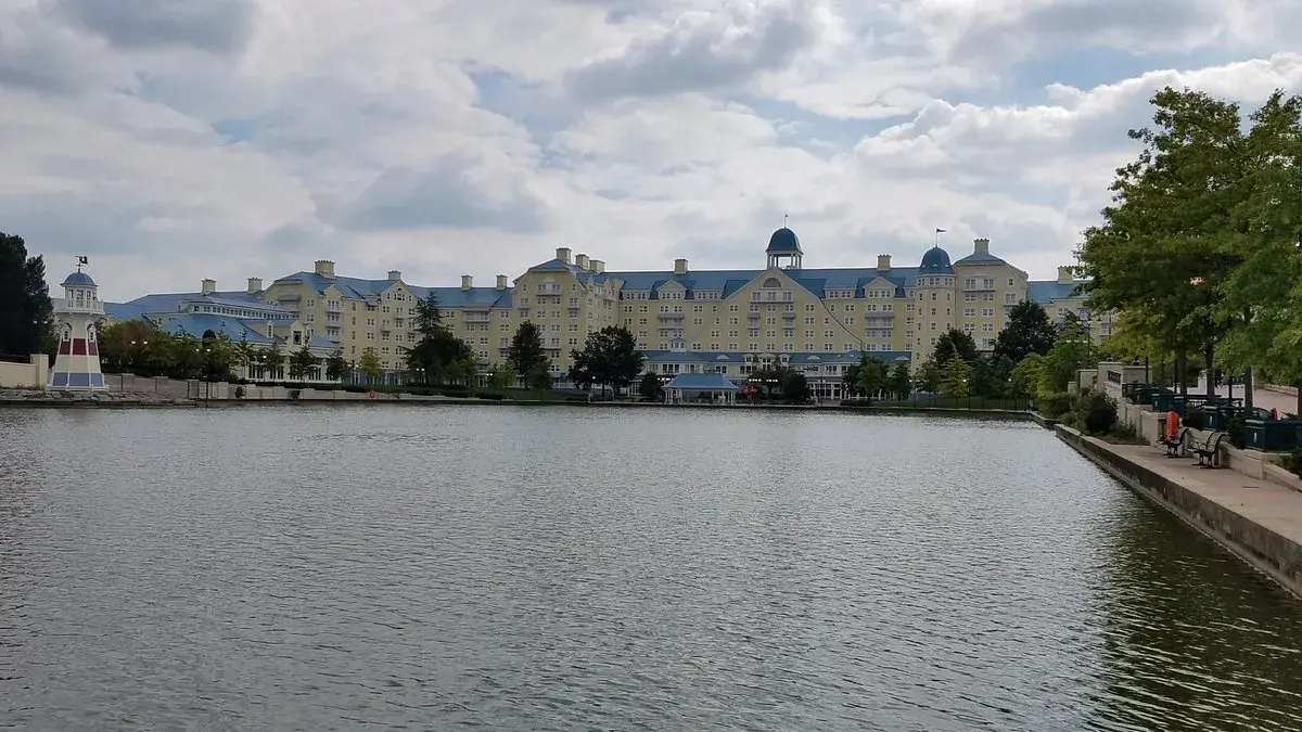 Vistas panorámicas al Lago Disney desde el Disney Newport Bay Club